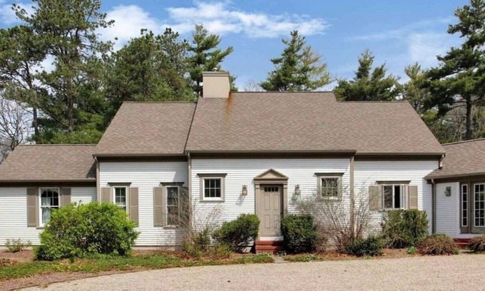 Cotuit House | Egyptian linens & Luxury amenities by Hermès, Lanvin & Molton Brown collections.