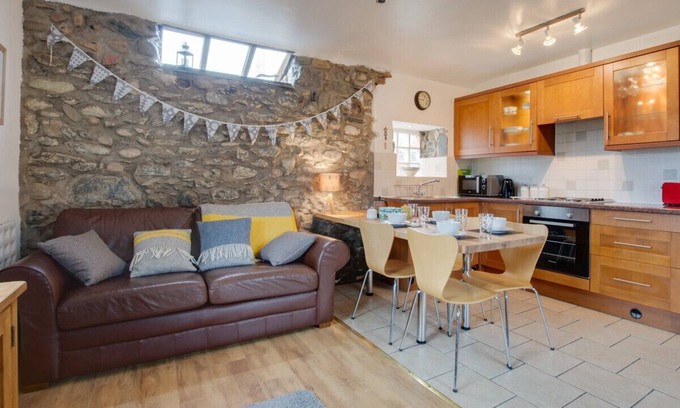 Dinas House | Eithinog Bach - Two Bedroom House, Sleeps 4