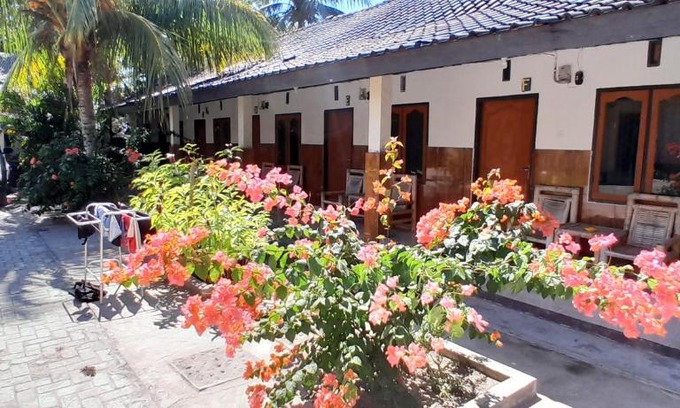 Jerowaru House | Ekas beach guesthouse and restaurant