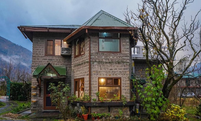 Raison Villa | EKO STAY - Hazel Villa