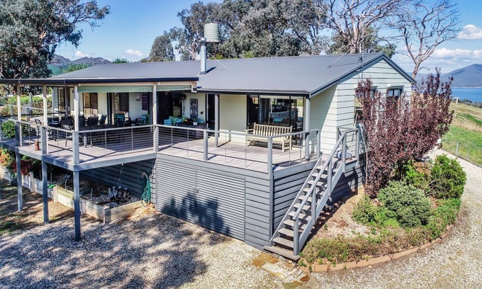 Goughs Bay House | El Gallo Pinto - boasting amazing hilltop views of Lake Eildon and the surrounding mountains.