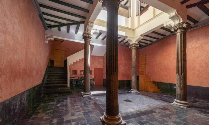 Zaragoza Old Town Apartment | El Palacio de Argensola by Alogest