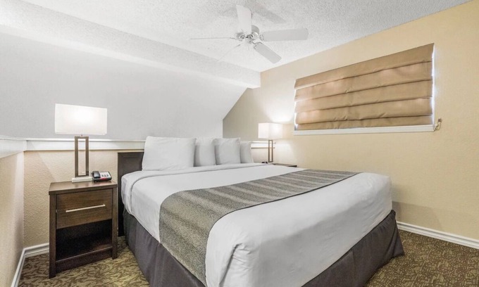 Biggs Field Hotel | El Paso Extended-Stay Suite – Full Kitchen, Free Breakfast & Parking!