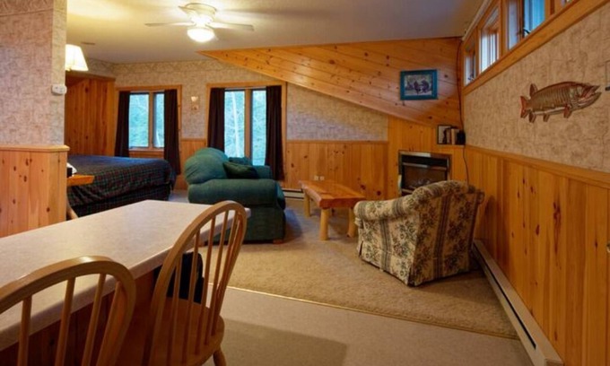 Orr Resort | Elbow Lake Lodge: Bears Den Studio Suite