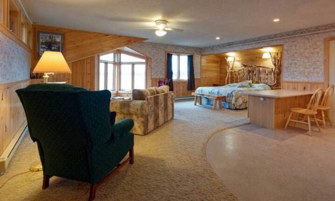 Orr Resort | Elbow Lake Lodge: Eagles Nest Studio Suite