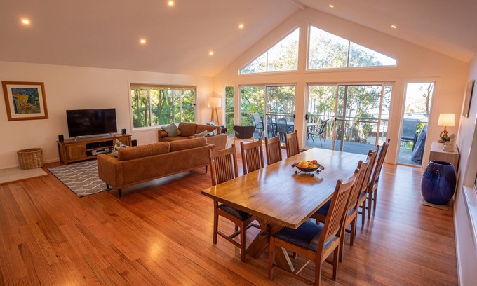 Smiths Lake House | Eleebana~Wood fire~Kayaks~Kids retreat with soccer table~inhouse movies NBN