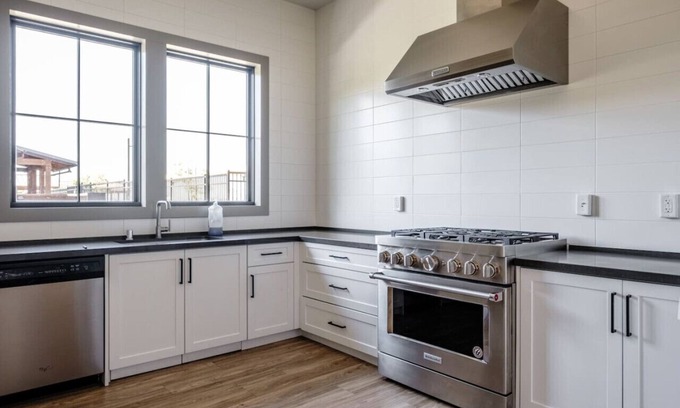 Folsom House | Elegance 3Bd rental with luxury clubhouse access