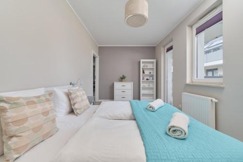 Fabryczna Apartment | Elegant 1 Bedroom Apartment with Balcony in Wrocław by Noclegi Renters