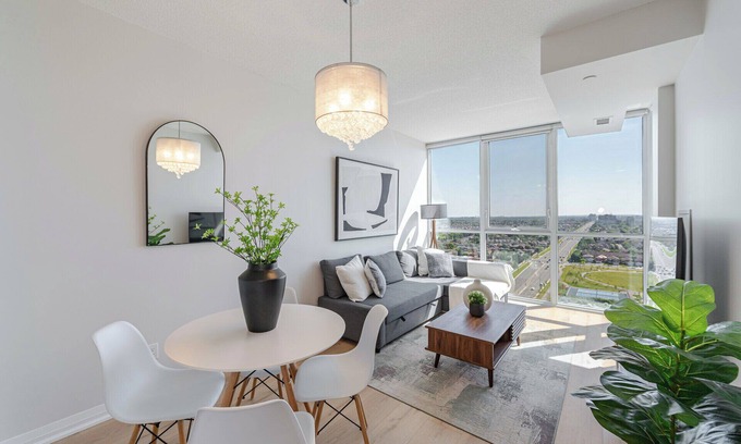 Hurontario Condo | Elegant 1+Den Condo, Parking, Balcony, City View