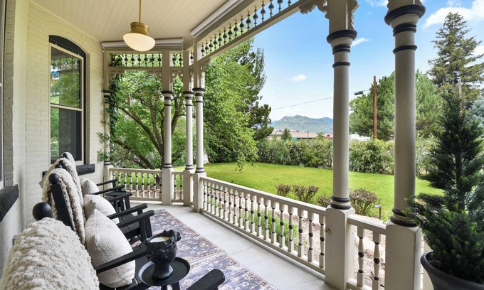 Heber House | Elegant 1892 Queen Anne Manor | Sleeps 10 | Weddings, Reunions, Events, Romantic | Gourmet Kitchen