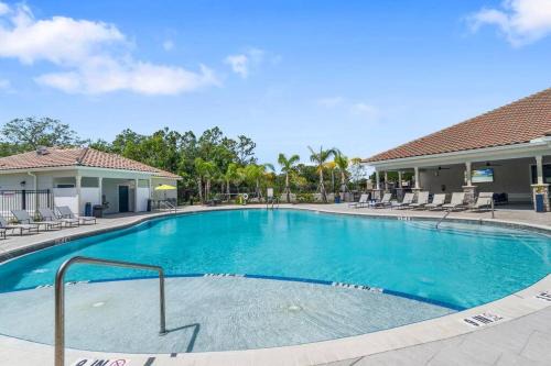 Melbourne Apartment | Elegant 1BR/1BA Condo with Pool, Gym and Laundry