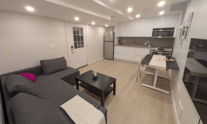 Richmond Hill House | Elegant 1BR Apartment w/Private Entrance & Parking