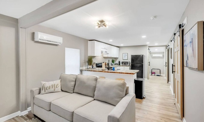Anderson House | Elegant 2-Bed Cottage with Private Yard