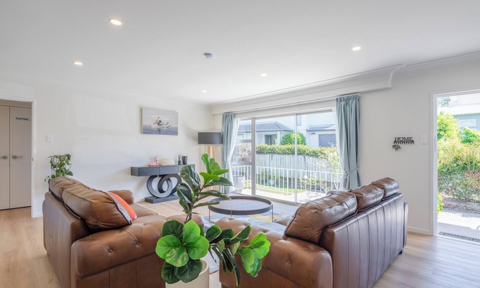 Royal Oak House | Elegant 2-Bedroom Oasis in Royal Oaknn