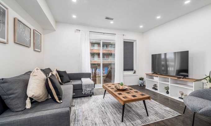 East Credit Condo | Elegant 2 Bedroom Townhome