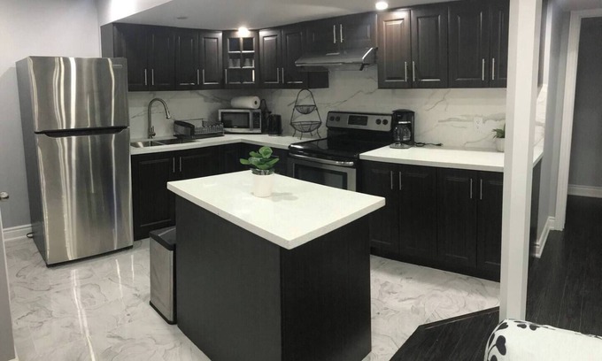 Shelburne House | Elegant 2 Bedrooms Basement apartment.