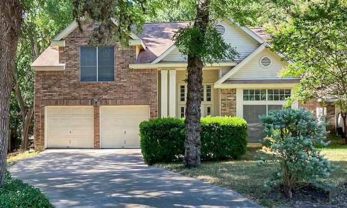 Parker Lane House | Elegant 2-Story House near Downtown Austin