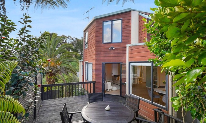 Northcross House | Elegant 2BR Family Home | Aircon & 5min to Beach