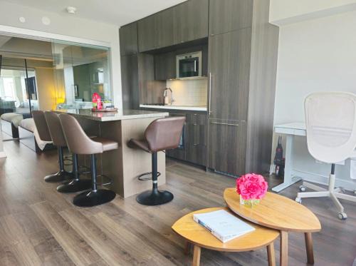 Bloor-Yorkville Apartment | Elegant 2BR & 2BA Retreat in Prime Yorkville, Downtown