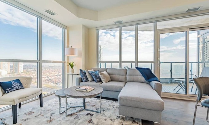 Hurontario Condo | Elegant 2BR-2BATH Condo, Parking, City View