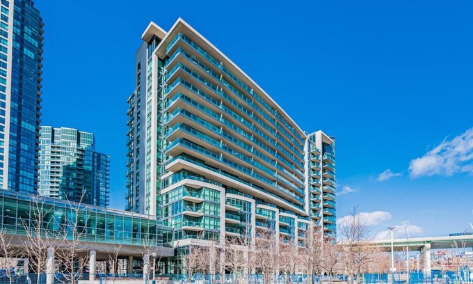 Fort York Condo | Elegant 2BR Condo, Lake View and Free Parking