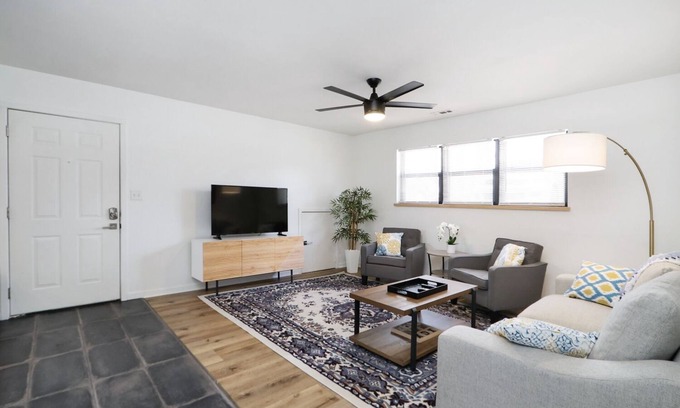 Manhattan Apartment | Elegant 2BR Escape in Manhattan – WiFi & Parking