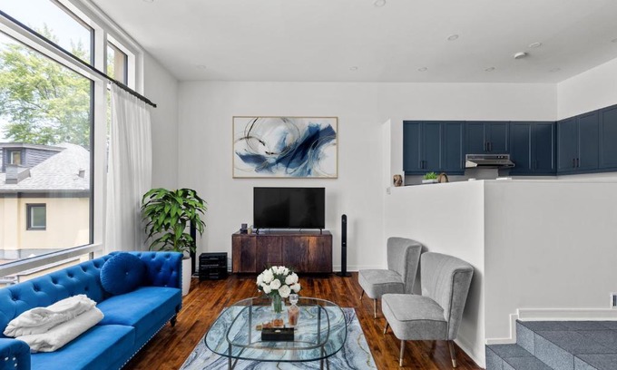 Cabbagetown House | Elegant 3 Bedroom 4 Story Townhouse with Rooftop Terrace