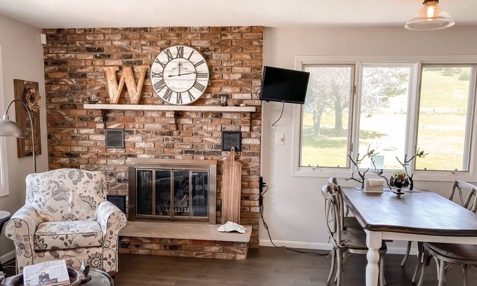 Red Wing House | Elegant 3-Bedroom Farmhouse on Vineyard
