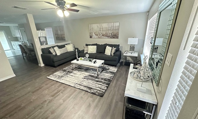 San Antonio House | Elegant 3-bedroom house in awesome San Antonio with WiFi and garage for parking.