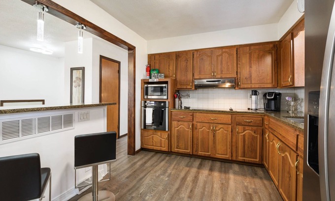 Waldron House | Elegant 3BR Home in Vibrant KC Area MOKA796800
