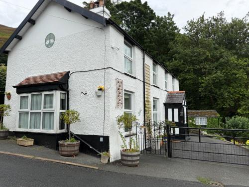 Henryd House | Elegant 4-Bed Pet-Friendly Retreat in Snowdonia
