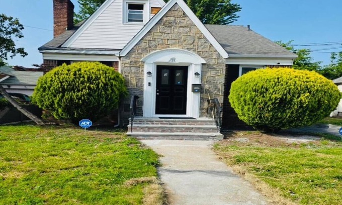 Valley Stream House | Elegant 5BR Family Oasis – 5 Mins to JFK, Walk to Mall & Train, Free Parking!