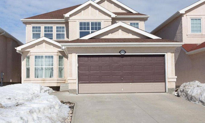 Fort Gary House | Elegant 6 Bedroom House Near U of Manitoba