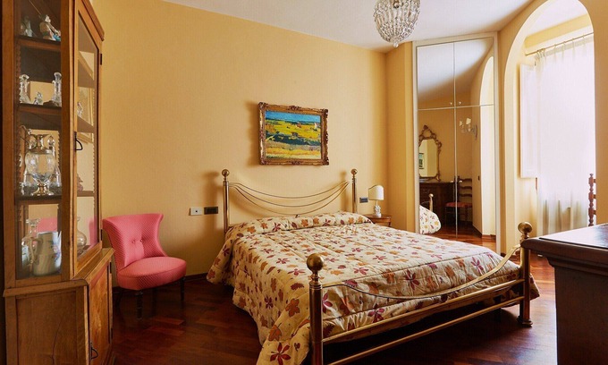 Isolotto Apartment | Elegant and bright apartment with private parking