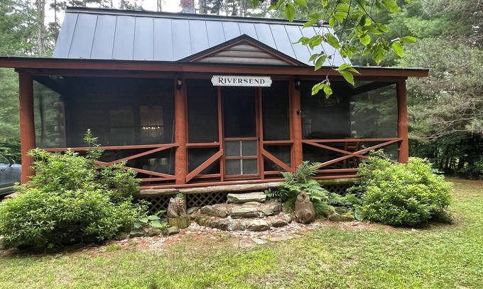 Newfane Cabin | Elegant and cozy log cabin combines vintage design with contemporary luxury