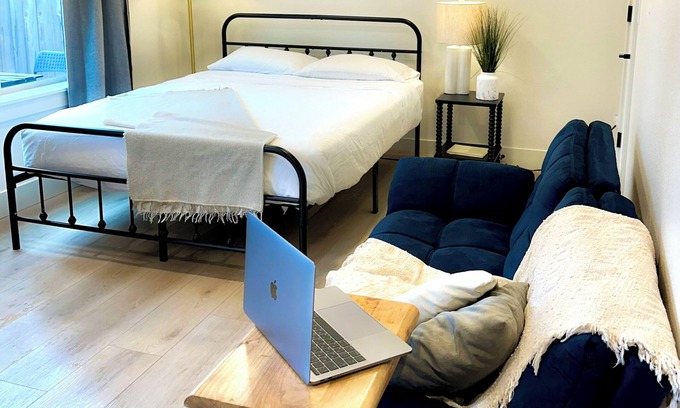 Vancouver Apartment | Elegant and Cozy Studio Hideaway in Vancouver