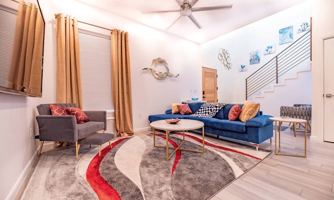 McAllen House | Elegant and cozy townhouse