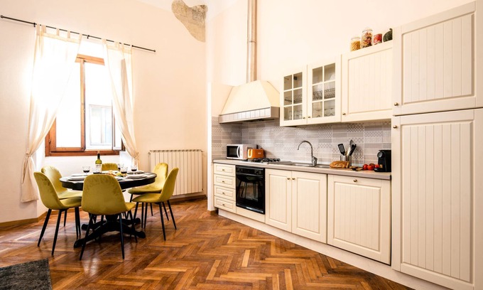 Santissima Annunziata Apartment | Elegant and historic 3-Bedroom in city center