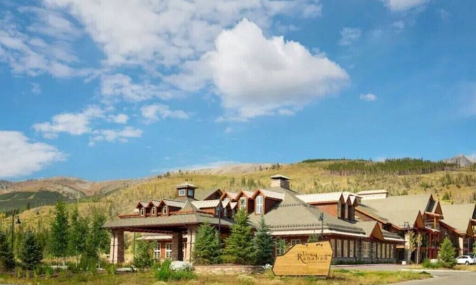 The Highlands Cabin | Elegant and spacious one-bedroom villa full kitchen, large hot tubs, and more.