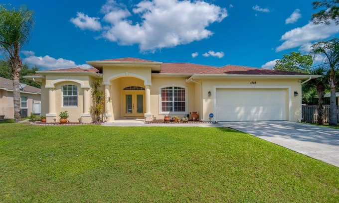 North Port House | Elegant and Spacious House - Modern Furnished Vacation Rental in North Port