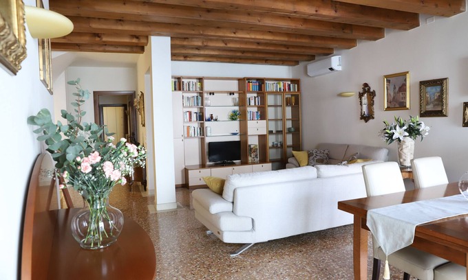 Historic Centre Apartment | Elegant apartment overlooking Piazza delle Erbe & Palazzo della Ragione