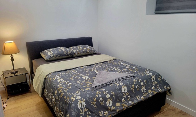 Winnipeg House | Elegant bedroom inn Winnipeg