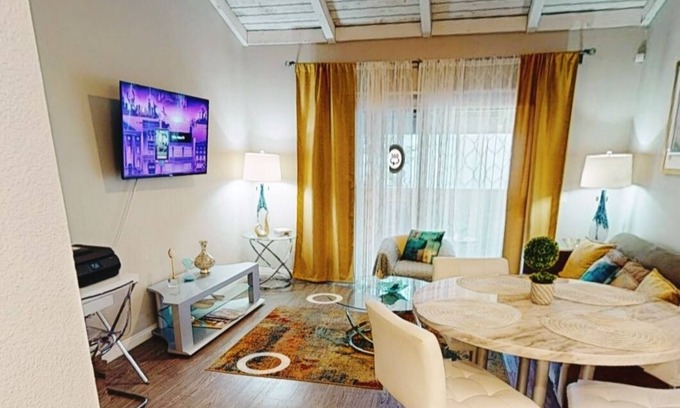 Santa Ana House | Elegant/business/retreat King bed/RokuTV/1br 1bath
