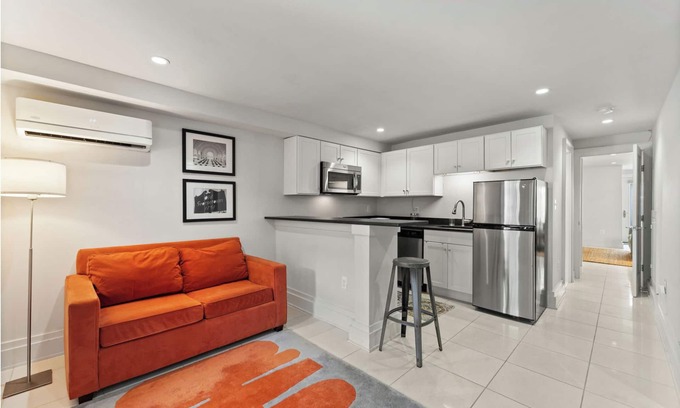 Barney Circle Apartment | Elegant Capitol Hill Apartment/One block to Metro