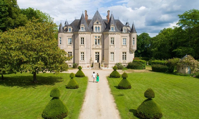 Vallon-sur-Gee Cottage | Elegant Château with Pool, Historic Park, and Modern Amenities in Scenic France