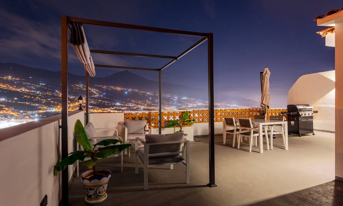Los Gomez Apartment | Elegant, Comfortable Penthouse with Scenic Views