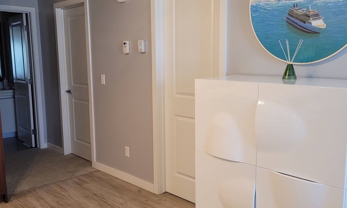 Saskatoon Condo | Elegant Condo near Airport, Restaurants and Park. Free parking