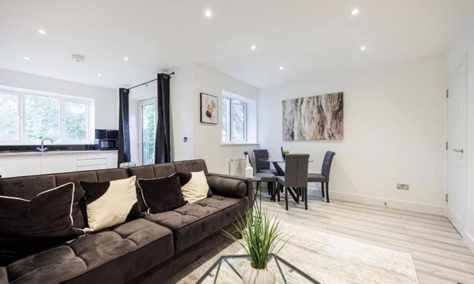 Southend-on-Sea Apartment | Elegant & Cozy 1BR City Centre Nr High Street by Luxiety Stays