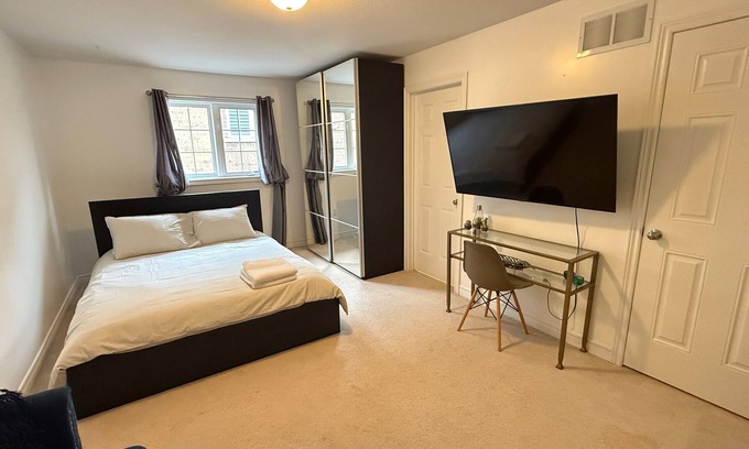 Hamilton House | Elegant & Cozy Designer Home in Meadowlands