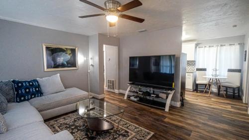 Clearwater Villa | Elegant Cozy Oasis on a traffic free street